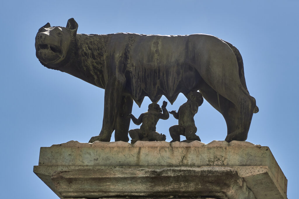 Wölfin Rom, Entstehung Roms, Kapitel 1 Beginn ROMA
