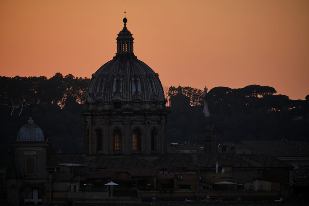 Kapitel 24 - Verneigung, Rom, Petersdom Skyline bei Sonnenuntergang