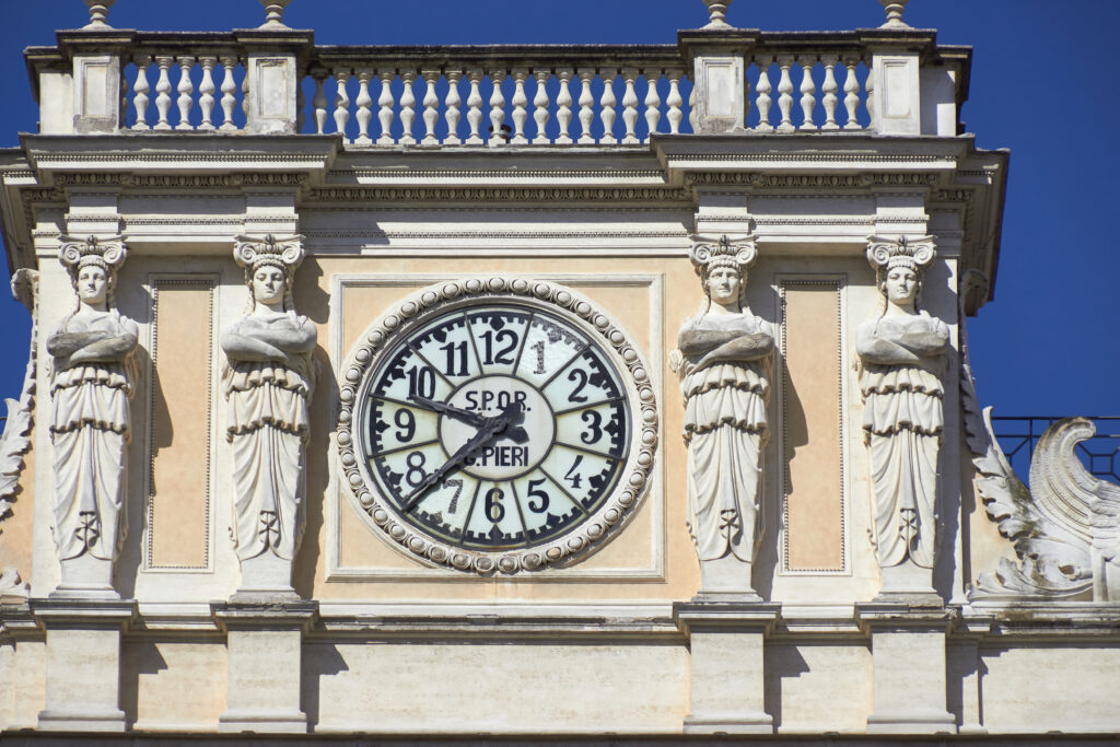 Kapitel 14 - Rom erwacht, Rom, Gebäude von vorne mit blauem Himmel im Hintergrund