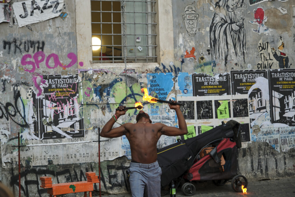 Kapitel 20 - Trastevere, Stadtteil Trastevere, Rom, Graffiti, Straßenkünstler spuckt Feuer