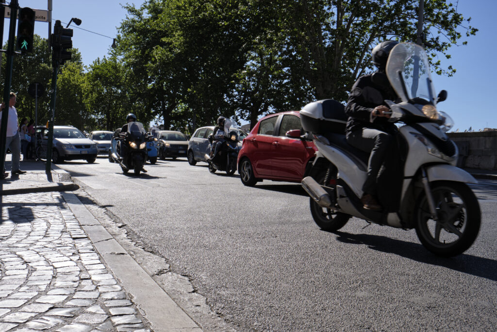 Kapitel 22 - Pulsieren und bewegt, Straßenverkehr Rom, Vespa